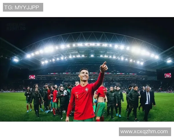 C罗在赛场上挥洒汗水，展现无与伦比的足球技艺与拼搏精神